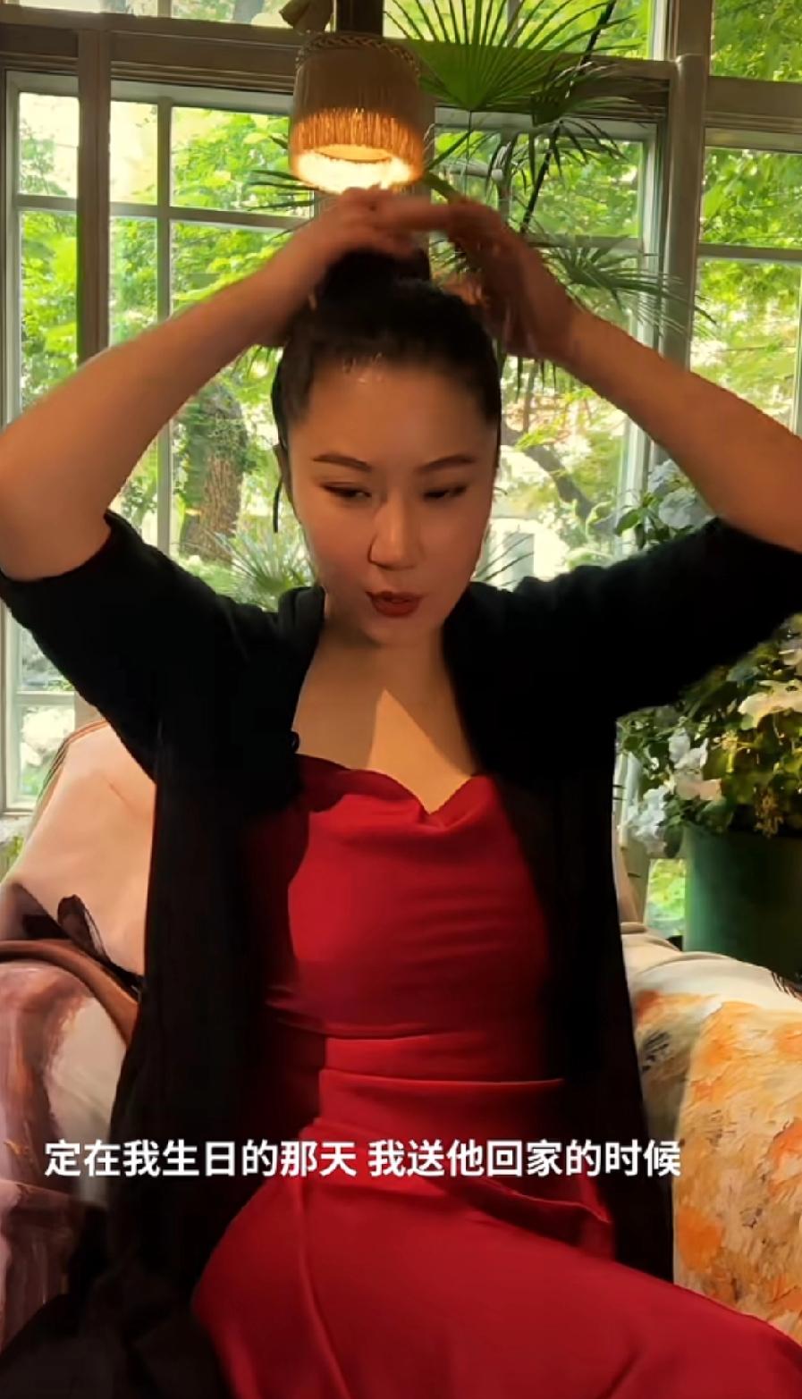 谢贤前女友讲被小6岁男友退婚的经历男友主动提出要订婚，但是订婚前她因为下大雨