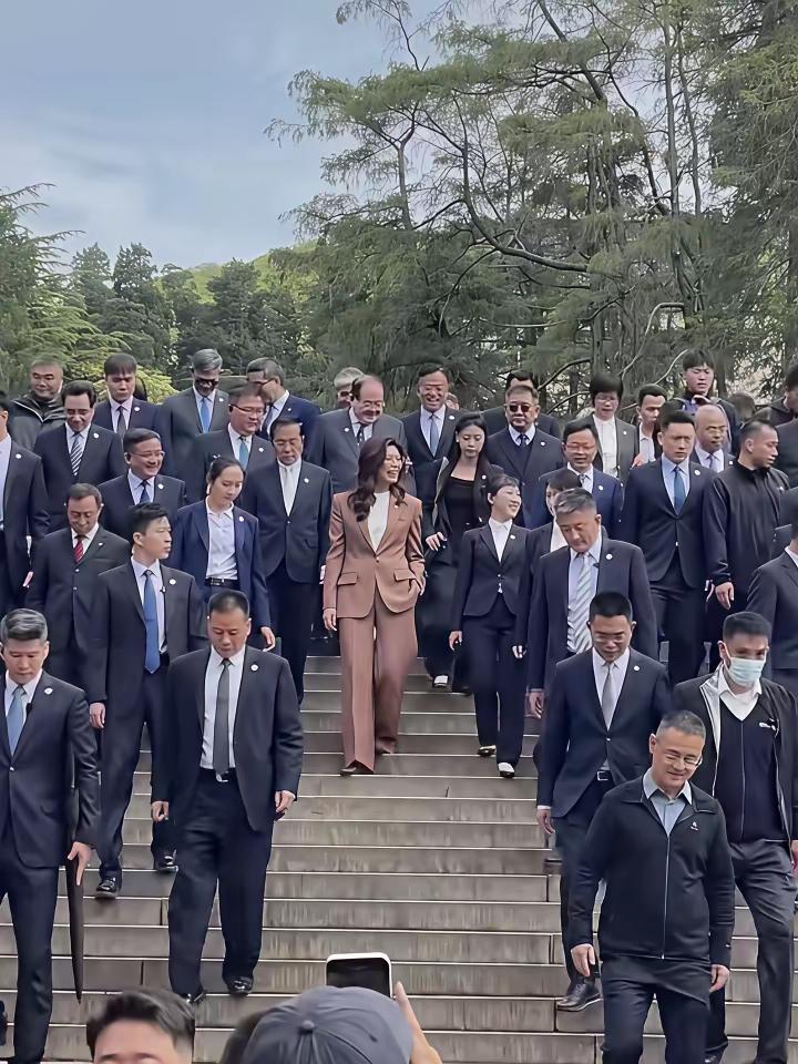 我看这种就是了。在众多的人群中，穿了一件挺有特别的颜色衣服，这叫亮眼。所以这