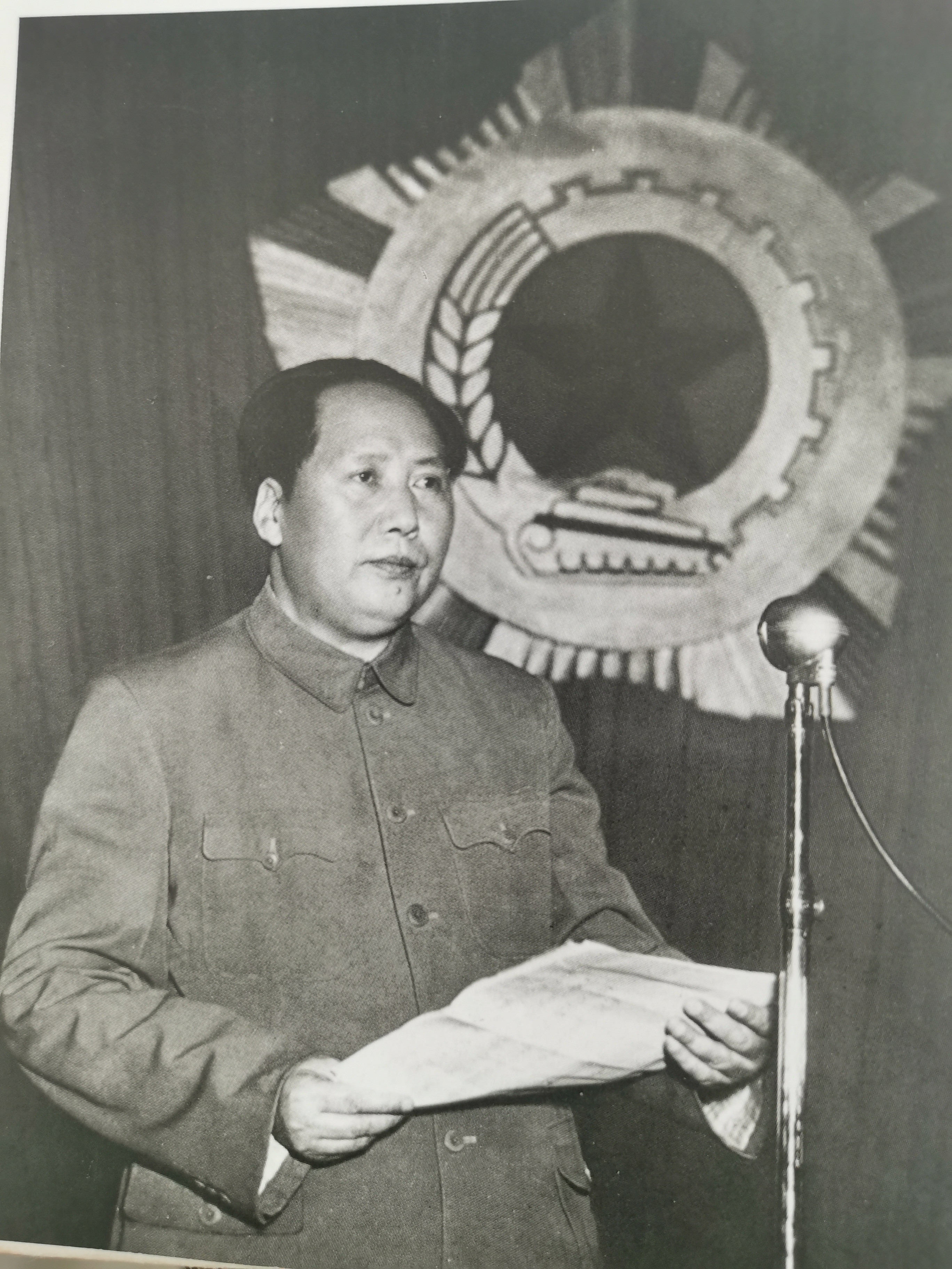 建国初期毛主席告诫大家，我们把南京国民党政府的大灶打破了，如果不给人家饭吃，人家