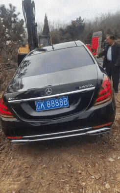 惊呆眼球！辽宁竟出现用全新奔驰车陪葬的离谱场面，连号车牌、红布铺垫，挖掘机直接把