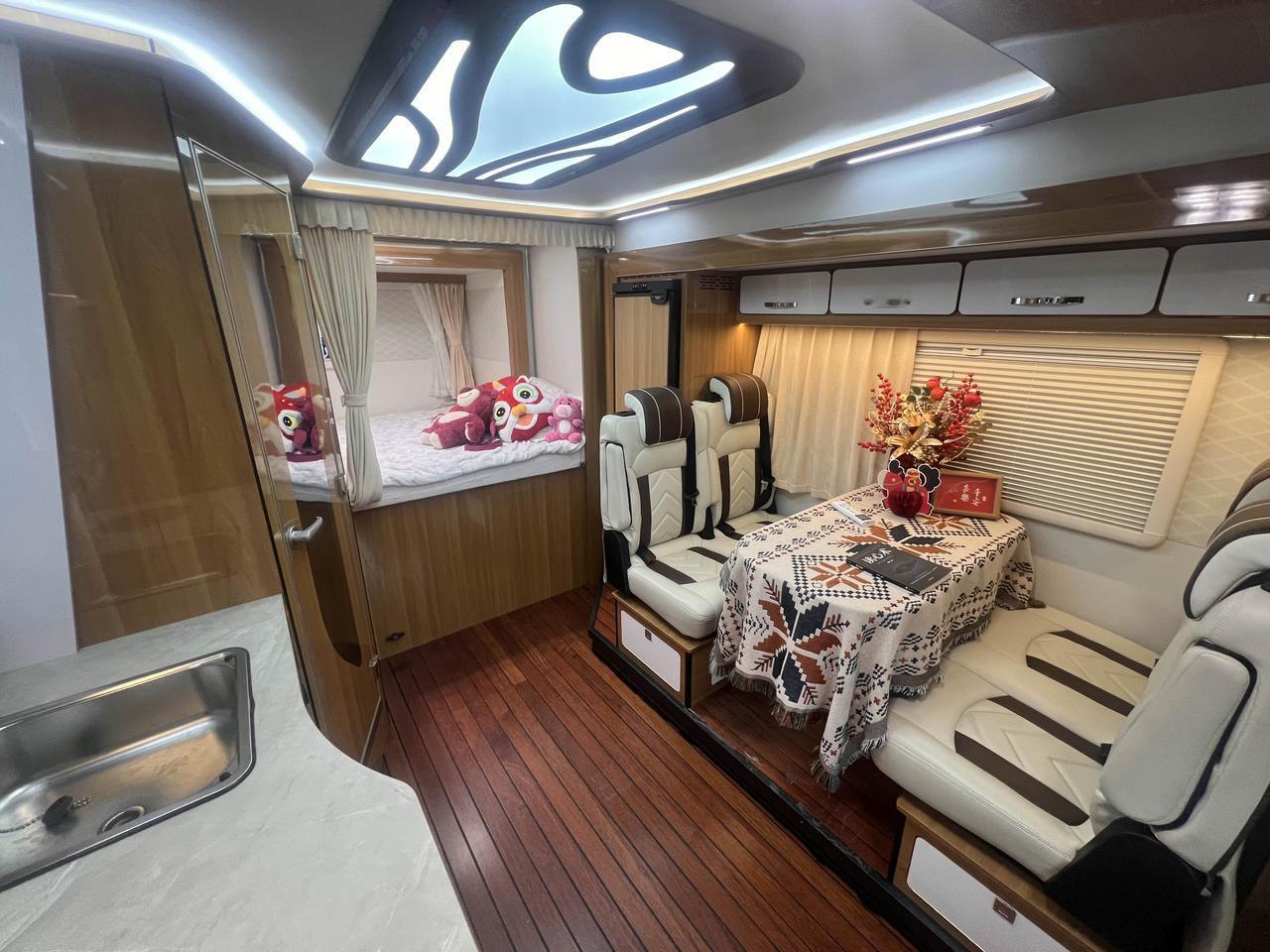 这款三拓展房车设计真的不比国外差了，小额头设计风阻低、噪音小，高速开车再也不用扯