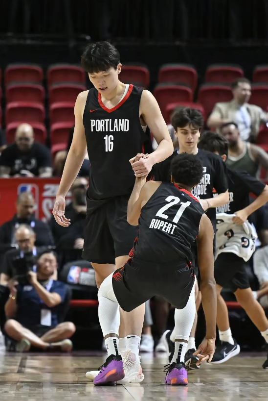 杨瀚森首秀隐藏技能点太厉害！你以为NBA夏联就看个得分篮板？杨瀚森开拓者首秀告诉