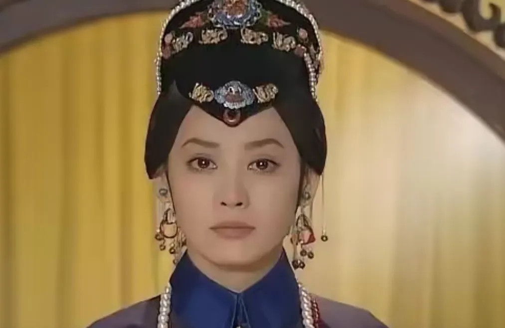 1645年夜宴后，多尔衮见四下无人，一把将孝庄搂进怀里，嘟囔着“你是我的女人！”