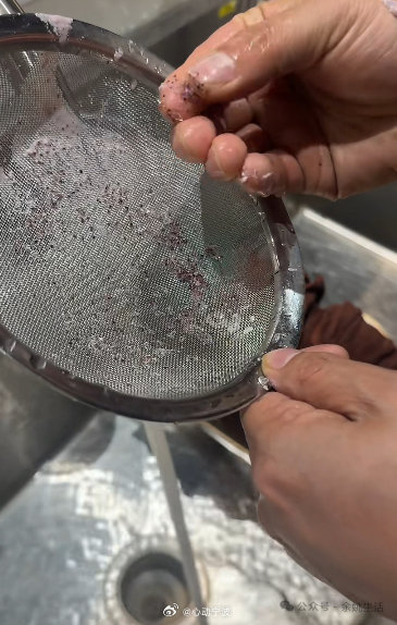 【余姚盒马喝出满杯塑料渣，查监控后却说：原因至今未知】2月28日晚，余姚网友在