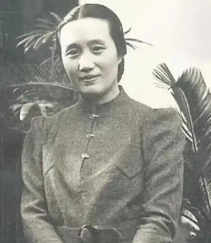 1942年，董竹君爱上已婚的陈清泉。陈清泉的夫人对她说：“你知道破坏别人家庭很痛