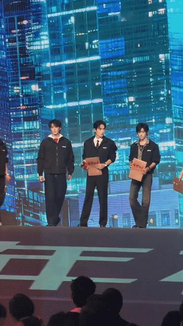 朱一龙把剧组宣传服穿出了高定的感觉，仔细一瞅才知道大家穿的都是同一款外套，龙哥这