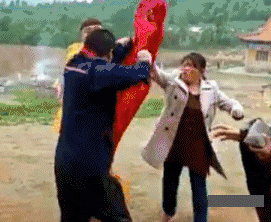 搞笑gif: 小妹妹从此走上不归路