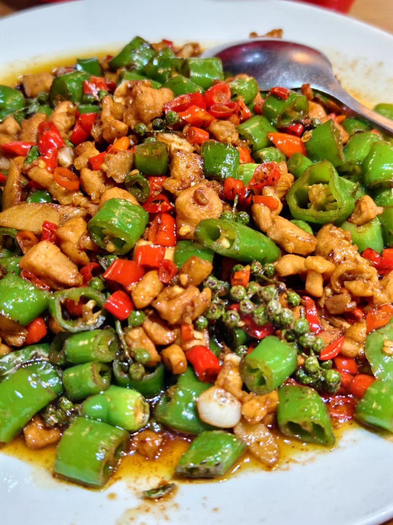 都江堰游玩，10多年老店麻辣下饭，值得打卡！都江堰大向饭店美食推荐：1、鲜