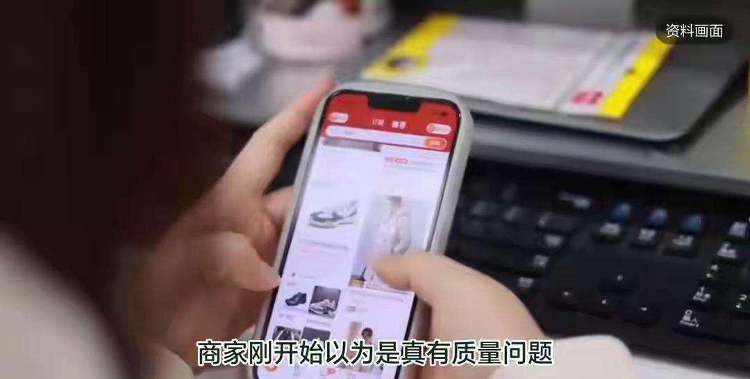 浙江瑞安警方撬开一个行李箱，在场的人全傻了。几十件新衣服整整齐齐，连快递袋都没拆