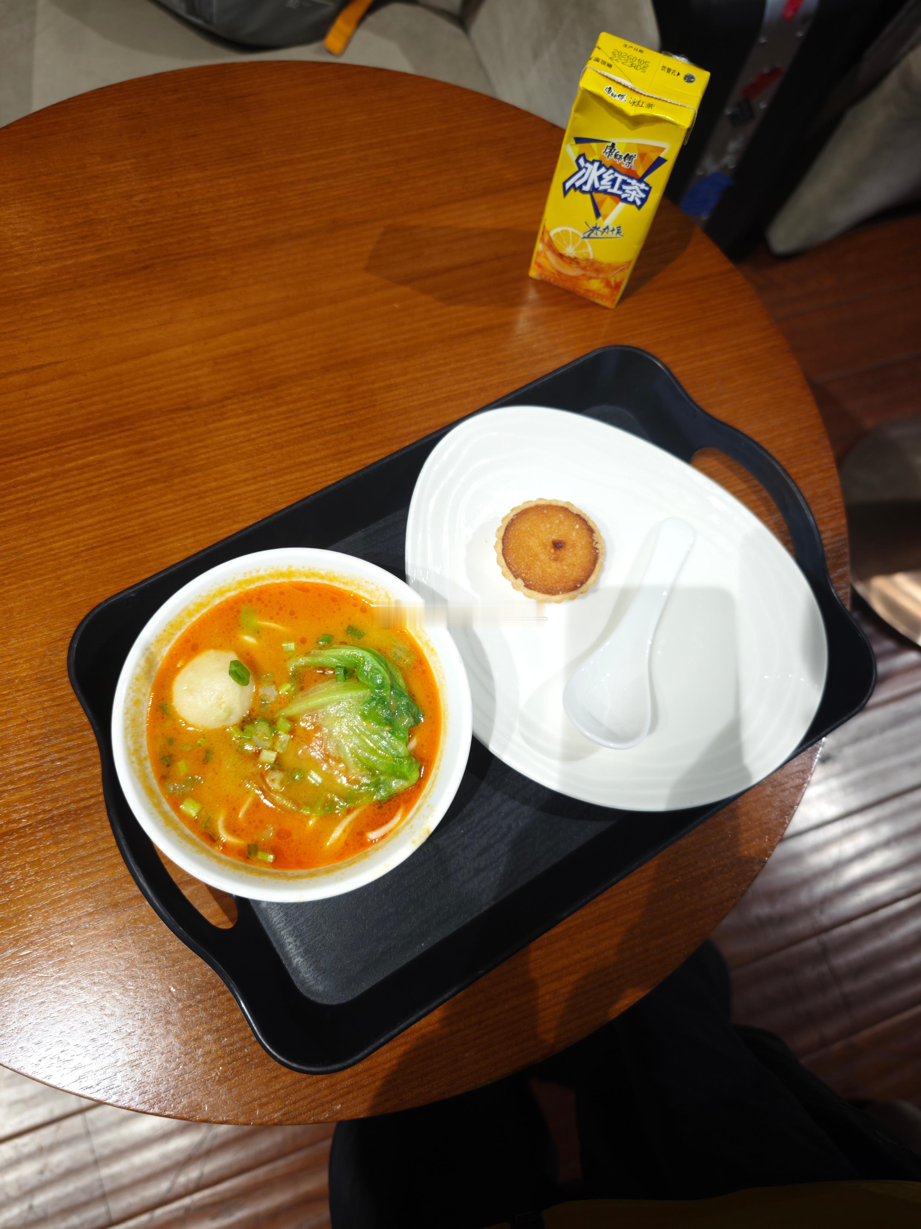 厦门机场不光是沙茶面很好吃，金卡就能坐小巴了，而且这个摆渡车也太尊贵了吧我感觉我