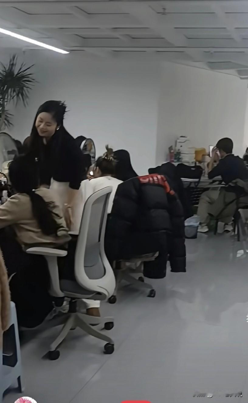 技术一40岁老哥被新来的部门新来的领导给优化了，临走的时候还请部门同事（包括那个