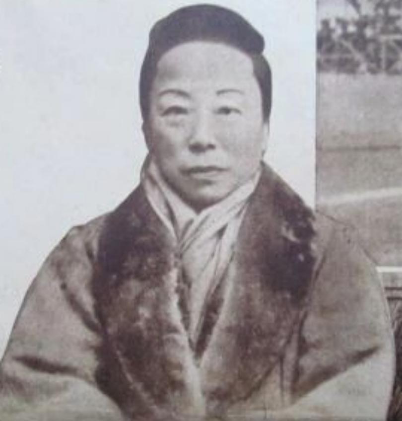 1900年，几个德军闯入北京一家妓院，对一妓女图谋不轨。危急关头，妓女竟然用流利