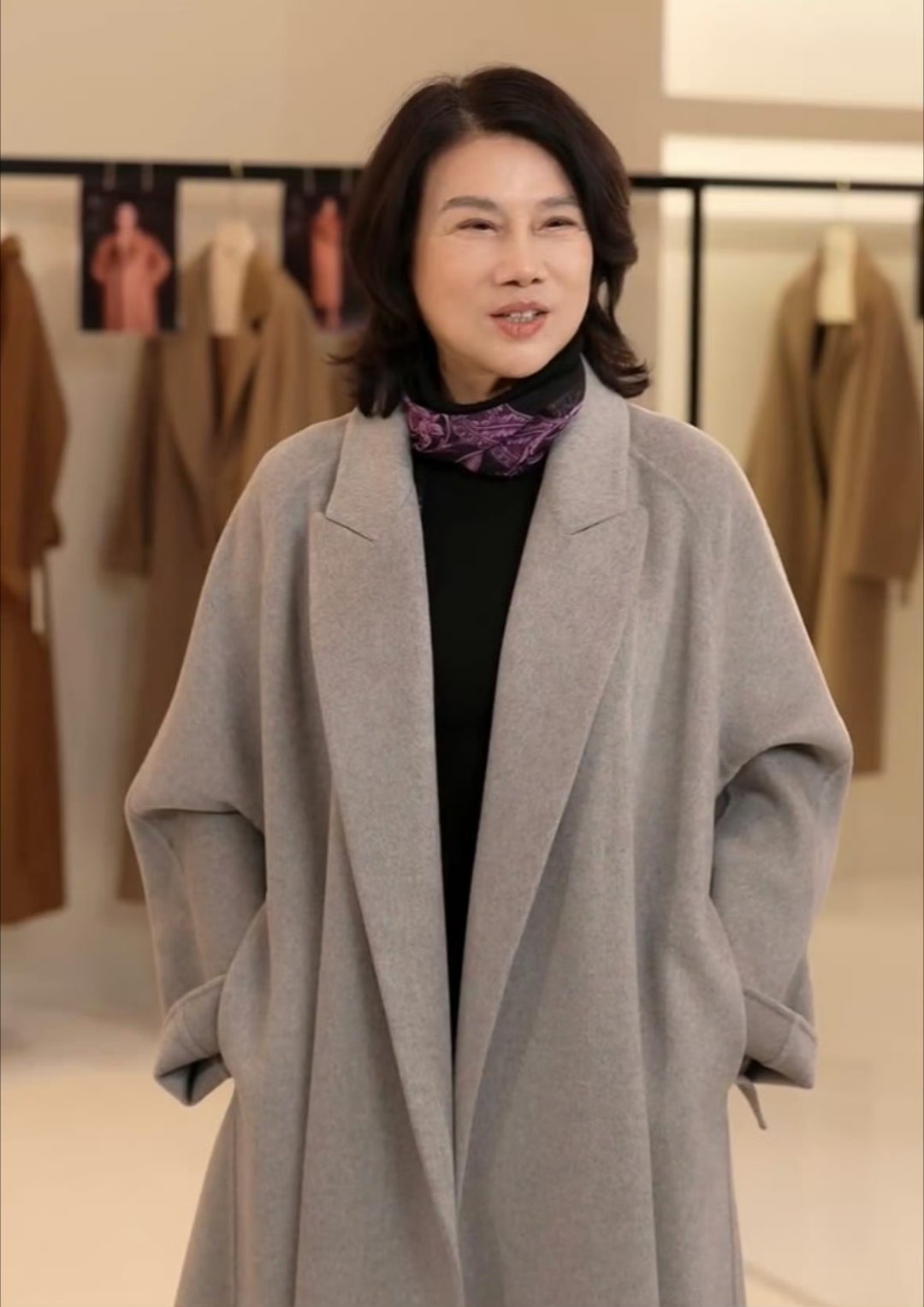 真的没想到，董明珠也带货卖羊绒大衣的？！价格上过万了。董明珠