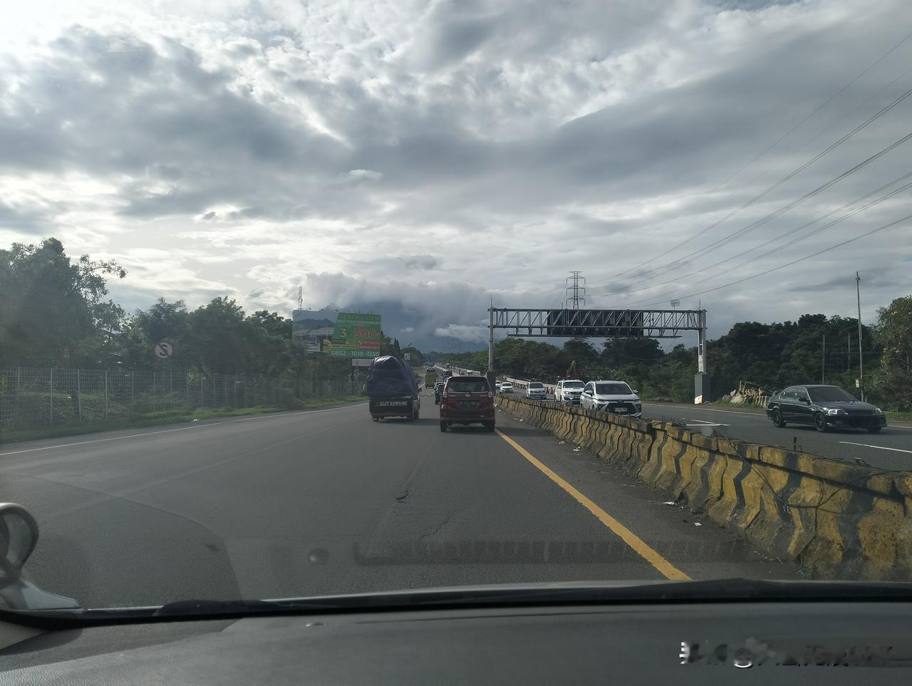 路终于通了！树底下，李山娃——现在该叫李局长了——正弯腰捡起一块碎石子。身后