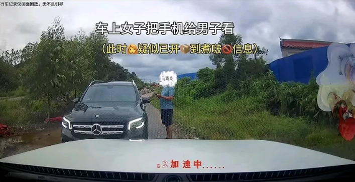 奔驰女司机亮证逼对方让路，奔驰女不应该把职权当特权，这几点确实让人气愤:1、