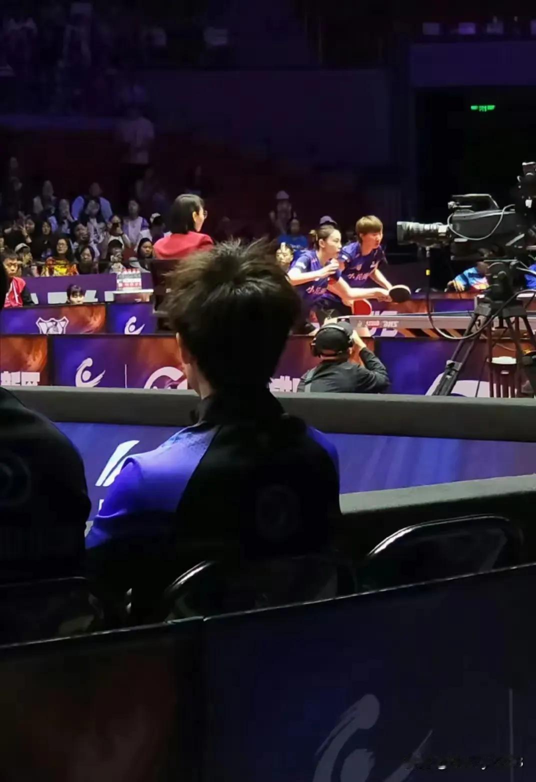 网友向林高远喊话啦：高远，你在看谁呢？[捂脸哭]网友为林高远操碎心了，他的一举一