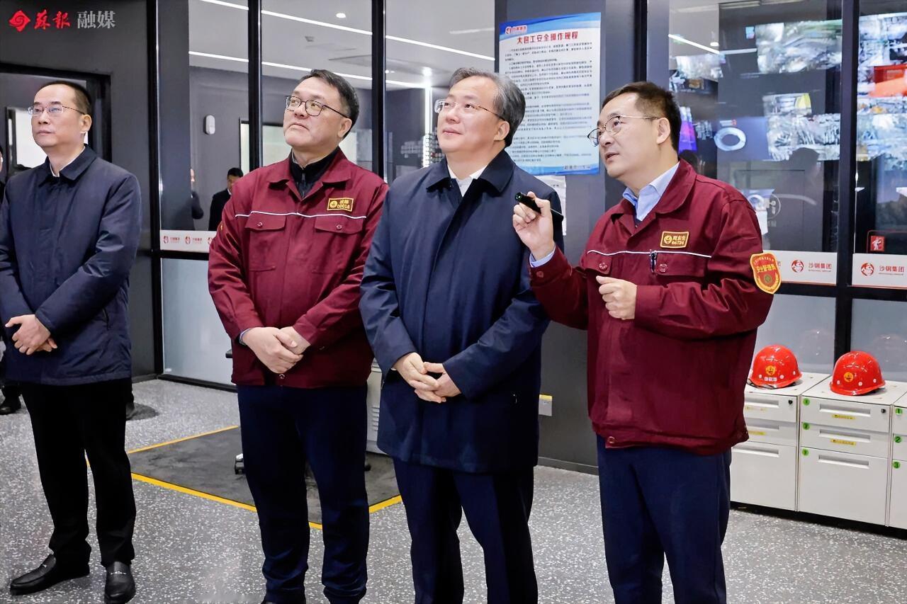 12月2日，苏州市委书记范波在张家港调研传统产业转型升级工作。他强调，要深入学习