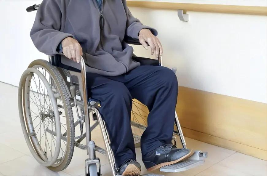 七旬老汉轮椅上哭诉求赡养，女儿一句话戳穿四十年家暴老底！都说养儿防老，可河