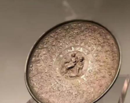 1988年，甘肃一村民老徐正和老婆在被窝说着悄悄话，惹得老婆一阵面红耳赤，突然“