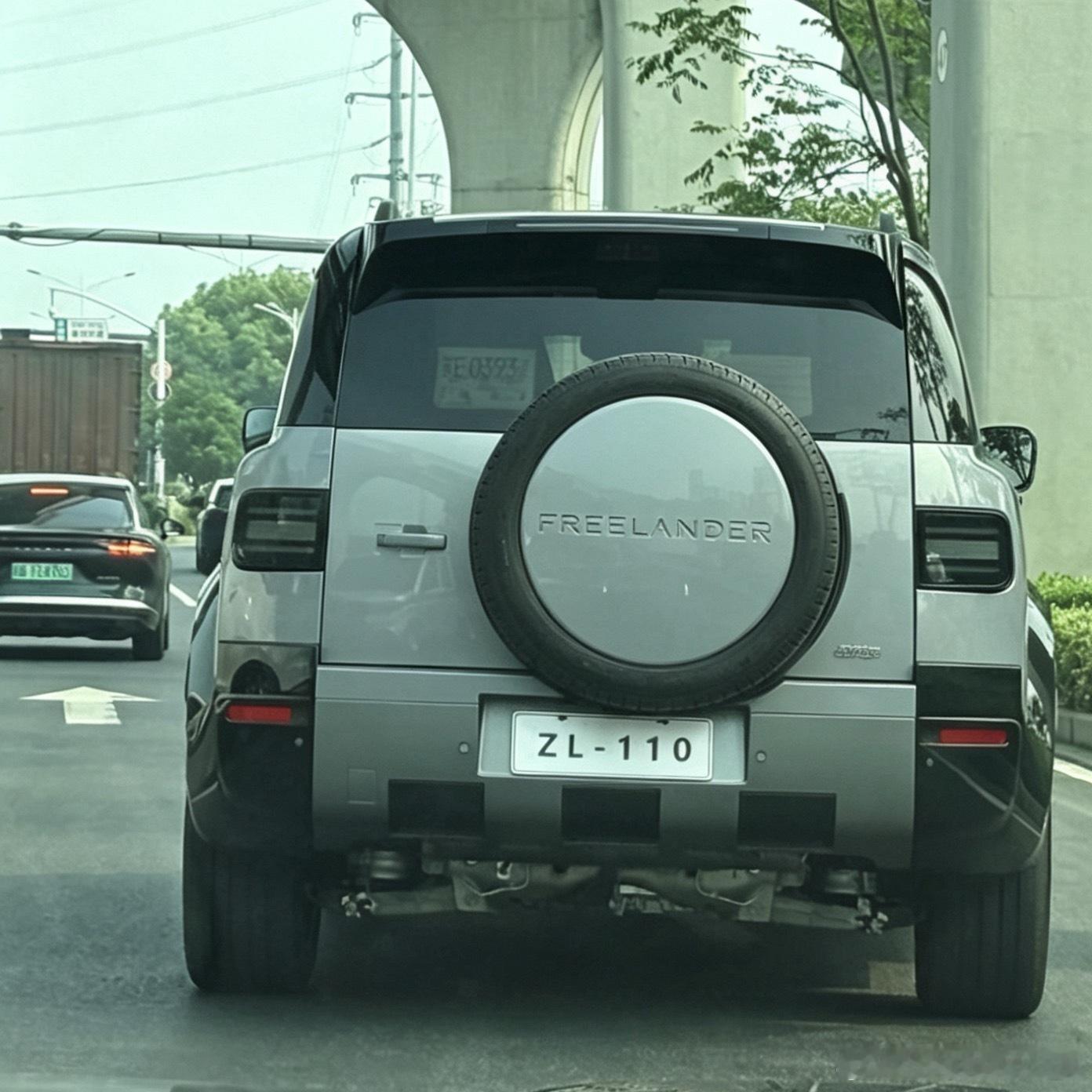 神行者8无伪装实拍曝光感觉尾门上缺了点东西加个备胎是不是味儿对点