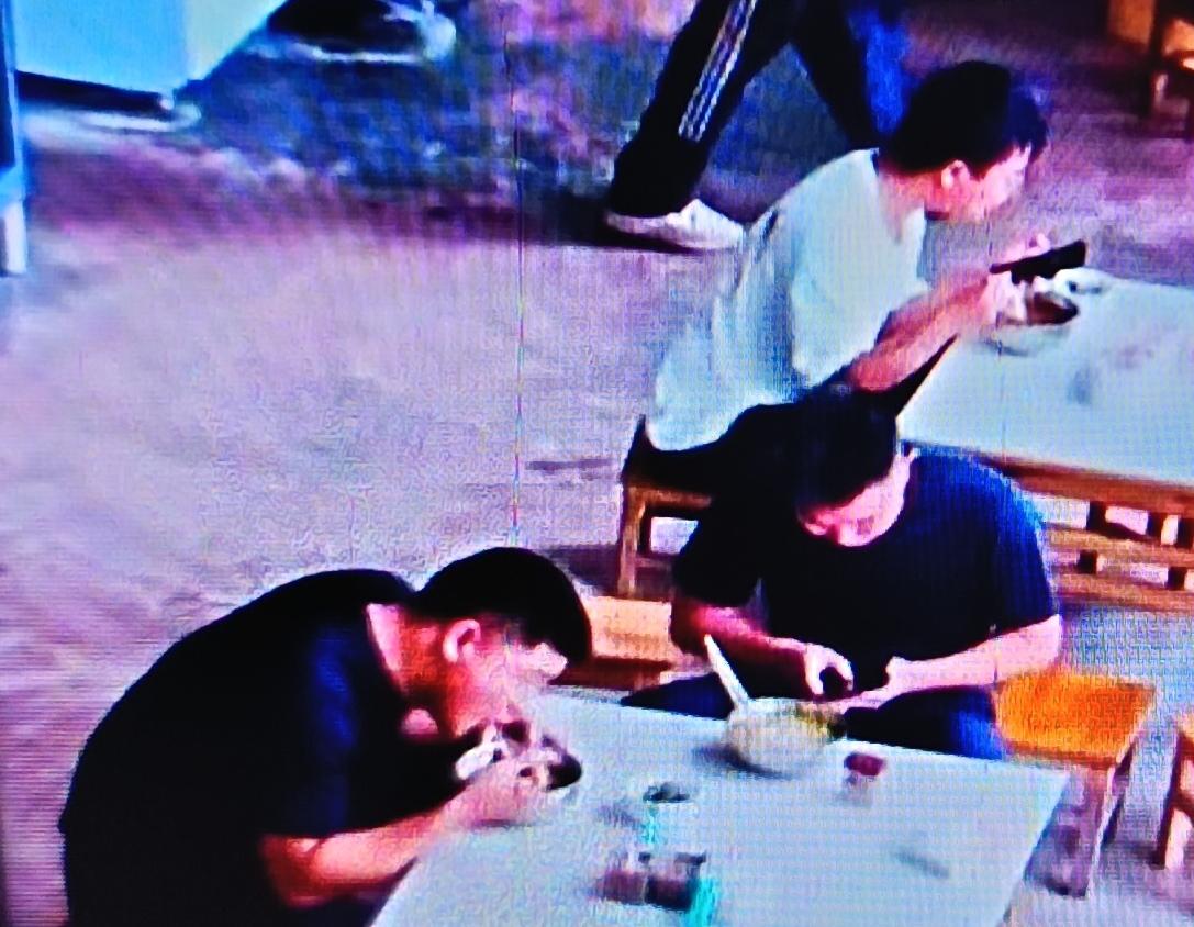 一碗米线里的双向温暖昆明街头的米线店，两位民警刚拿起筷子，一个电话响起——任