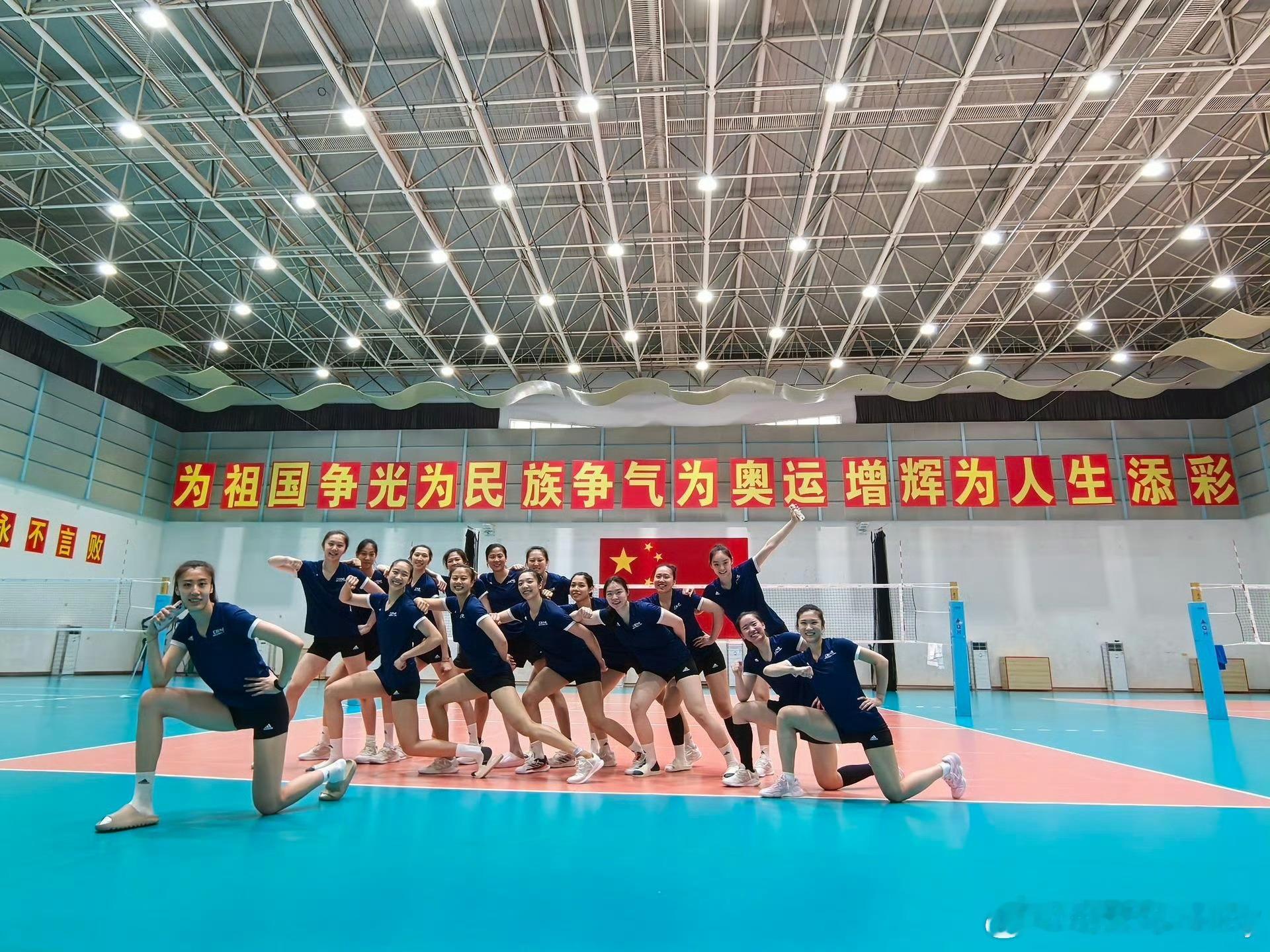 中国女排今天从福建漳州出发启程前往泰国参加2025女排世锦赛。李盈莹随队出发，