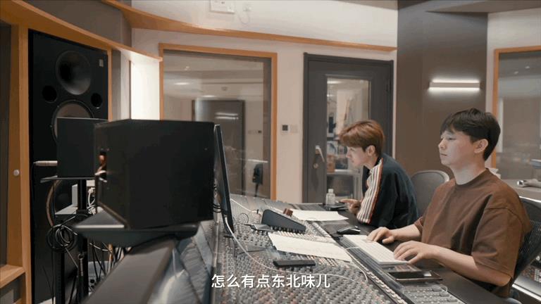 王源和汪苏泷一起录歌也太欢乐了吧！王源在个人纪录片中释出与汪苏泷合作录制新歌《