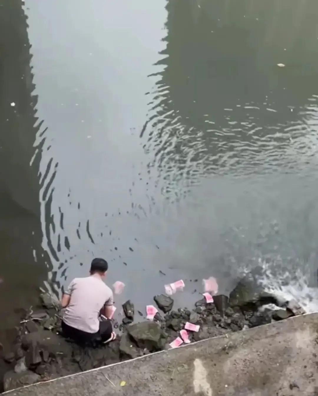 深圳的河道里泡着几捆百元大钞票，路过的大哥看到后直接下去捡，可是有位女士得了眼红