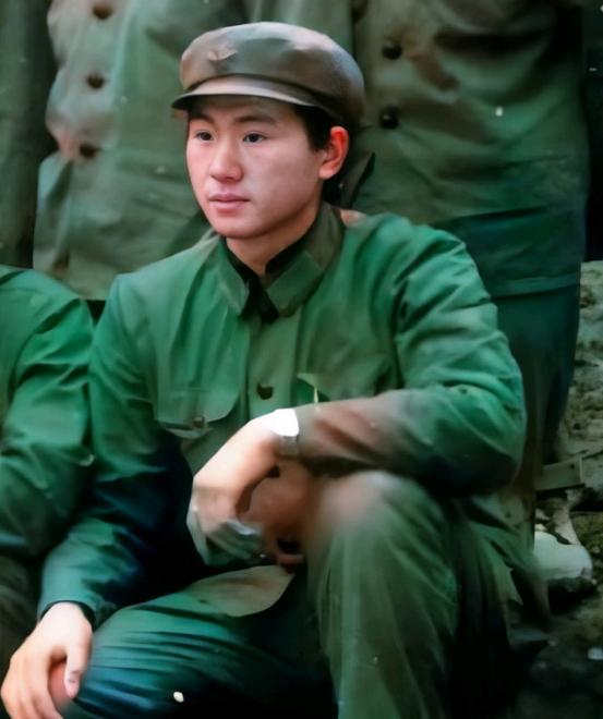 1985年，老山战场上，杨启良歼敌18人，转业后却遭地方恶霸刁难，他冷脸道：“我