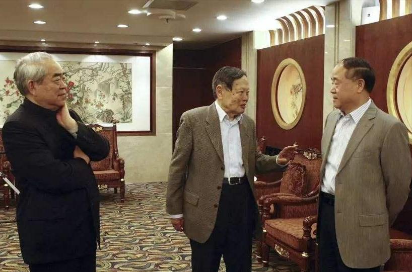 杨振宁当众挖苦莫言：虽然我们俩都获得了诺贝尔奖，但是，不同的是，你是农民的儿子，