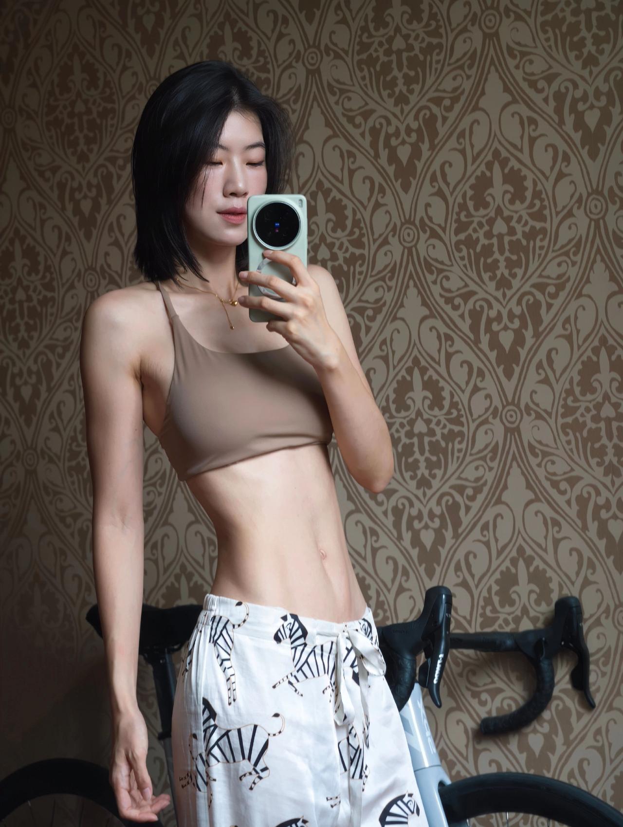 辣妹腹肌马甲线产后状态身材管理是女人一生的必修课