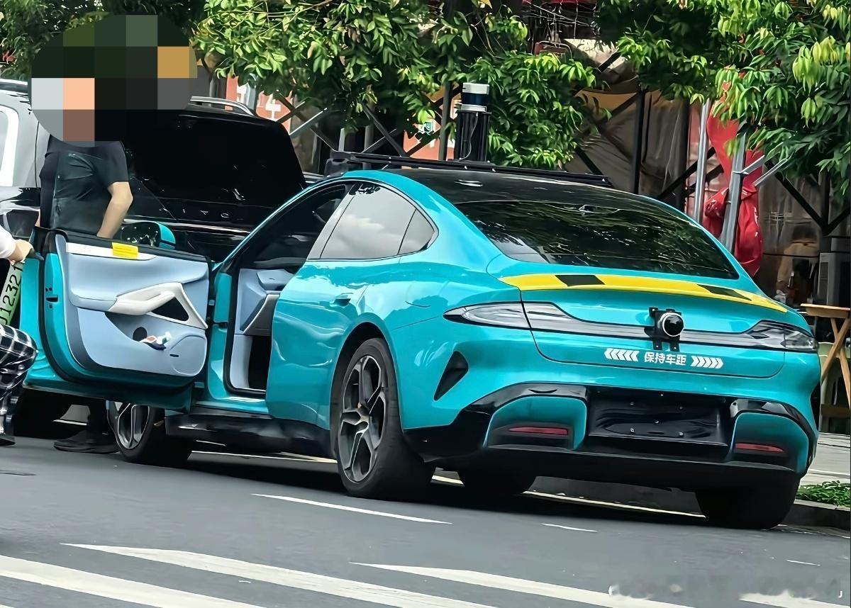 测试车辆，不一样的门板设计，全新的内饰颜色，这是新款小米su7？