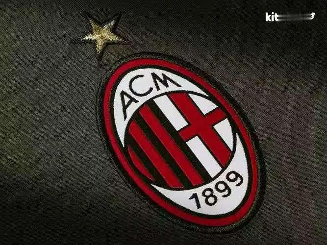 福法纳让人又爱又恨！很多米兰球迷都说，福法纳千里走单骑那场让人无语，梅西式的千