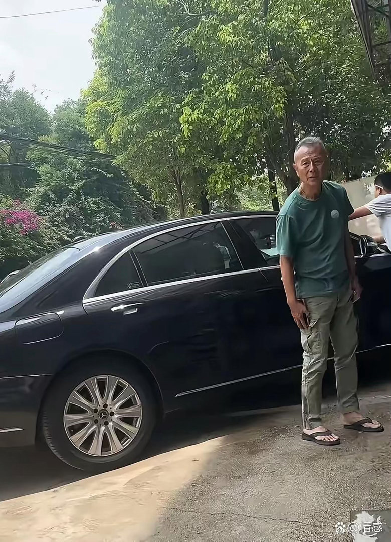 72岁刘德凯在昆明保养车被偶遇，穿着T恤拖鞋，顶着满头白发，打扮像邻家大爷，十分