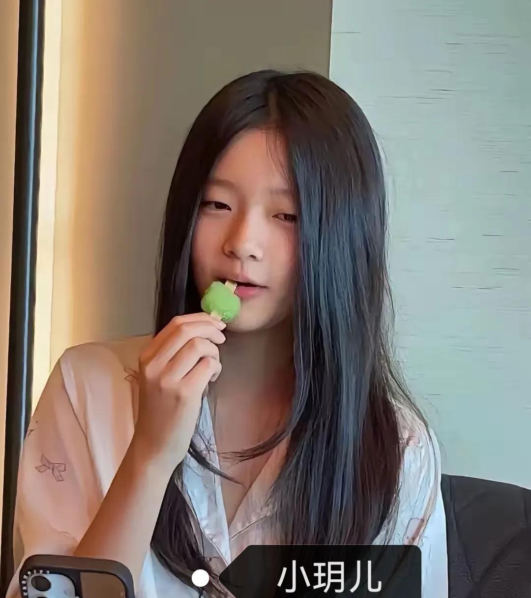 汪小菲的女儿小玥儿的正面照出来了，真的是小仙女的气质，干净纯粹的少女感，和小S的