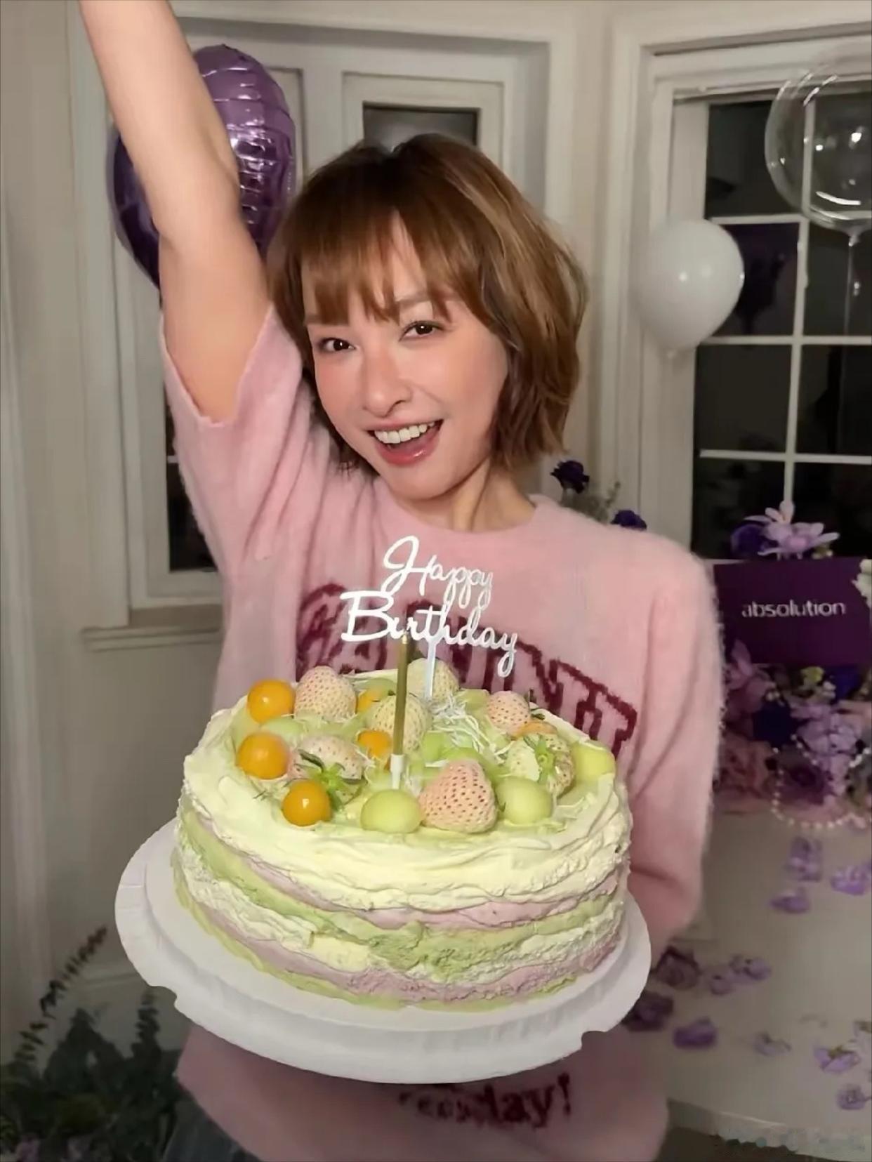 主持人问43岁的吴昕:“你都跟谁谈过恋爱？”吴昕摇摇头:“我不想谈恋爱。”主持人