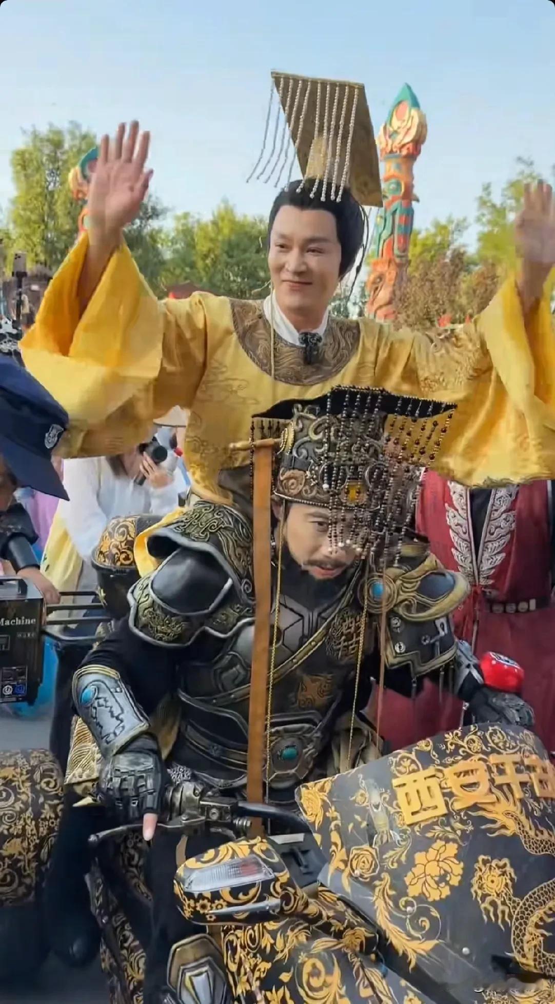 赢哥竟然给老李当车夫他们比游客玩的还嗨，没看出上班的痕迹啊