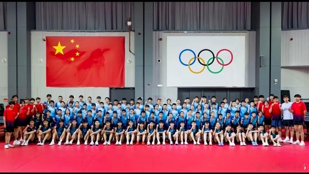 #张继科#【原来已经走了这么远的路】从冷大棚的抖音捡到的一些关于哥的照片，还蛮杂的，有球馆前的照片，