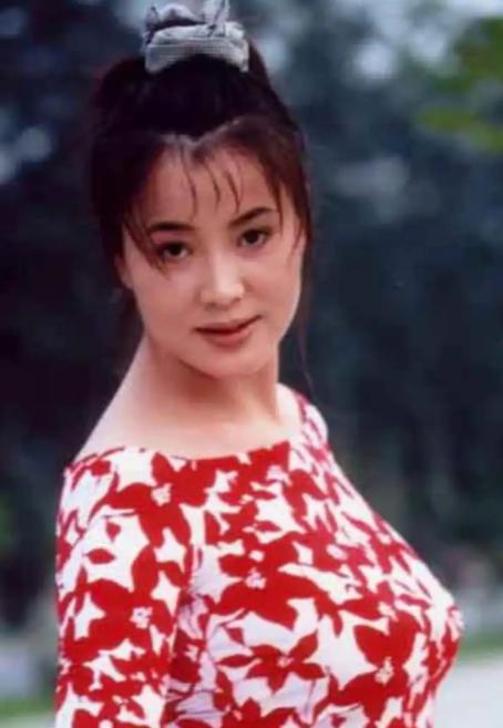 1986年，她产后刚满21天，就遭遇第三者挺着肚子登门夺位，于小慧抱着儿子离开豪