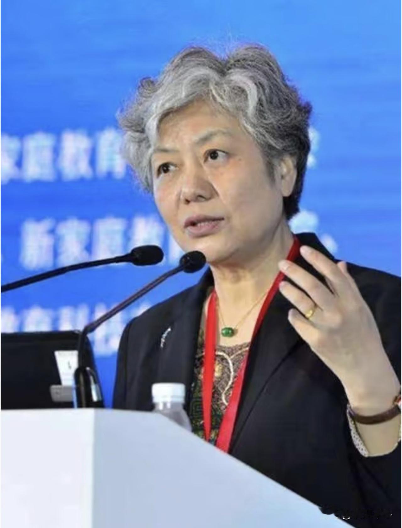 公安大学教授李玫瑾说：“我采访过一个系列强奸犯，他说女人和女人是不一样的，你