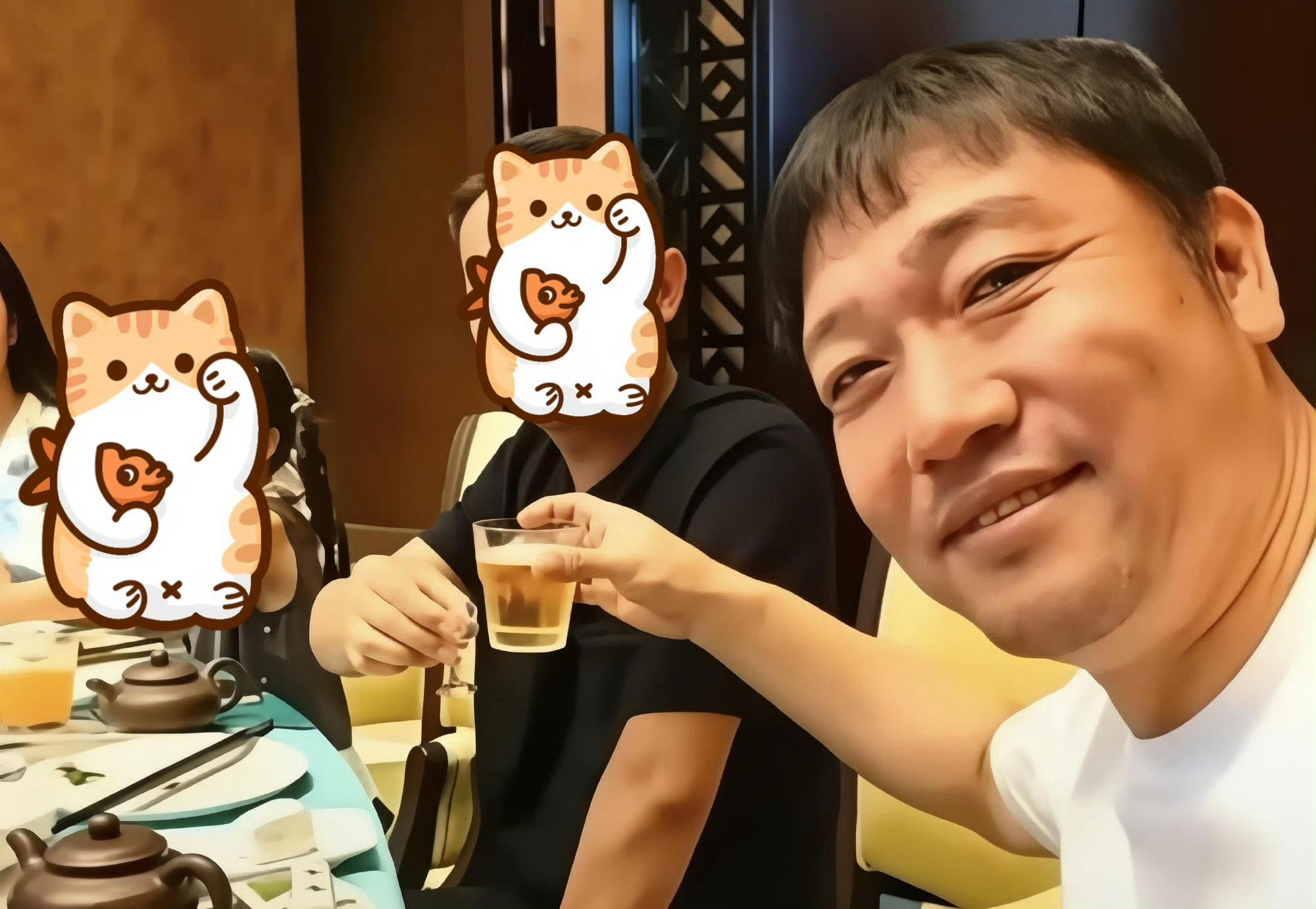 贾冰私人饭局被偷拍贾冰在成都私人饭局上被相识多年的熟人偷拍，酒后随性言语被掐头去