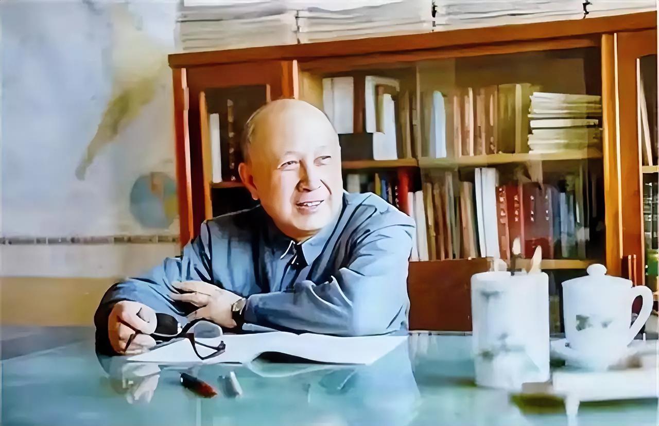 1955年，钱学森回国后，中科院每月给他发350元人民币，后来增聘为院士后，每月