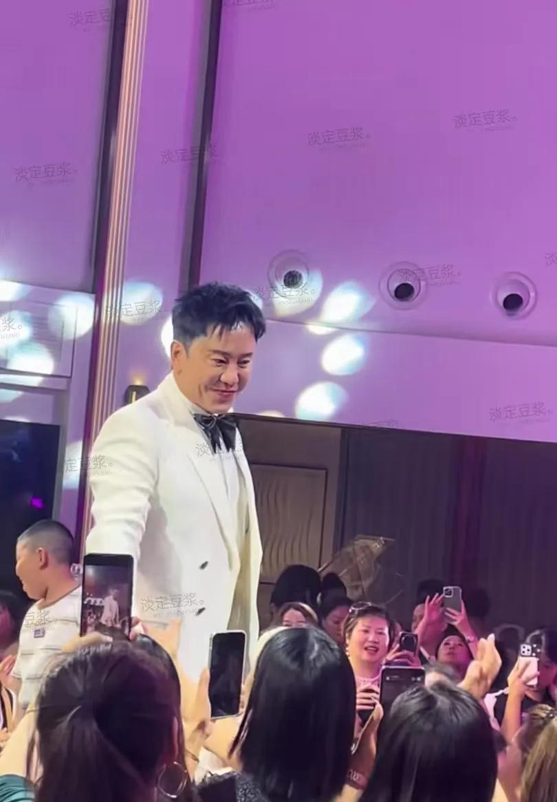 终于见到歌手毛宁了，还和他握手了，很兴奋。看他本人简直是太年轻了，而且现场演唱