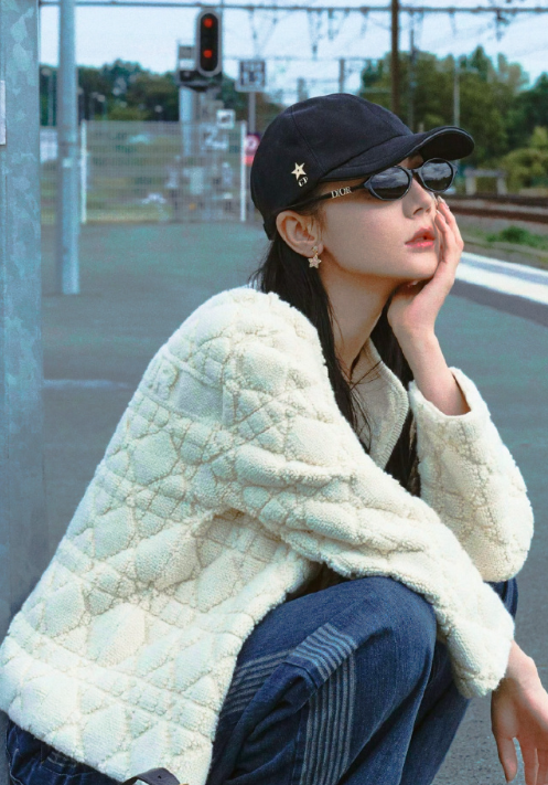 你携缓缓色而来，而雪也好似温柔弥漫