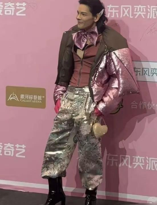 向佐啊，乱穿衣我还能忍，可那鞋真没法忍！造型太怪，难道是跟陈志朋学的？这风格真让