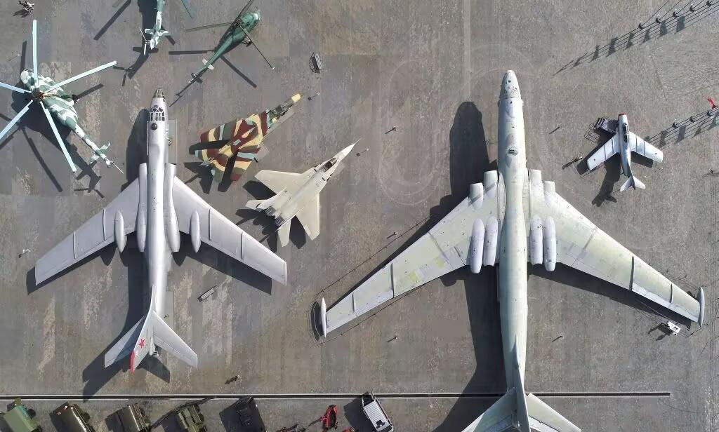 这是前苏联空军的一款大型四发轰炸机——米亚4，北约代号野牛，是前苏联米亚西舍夫设