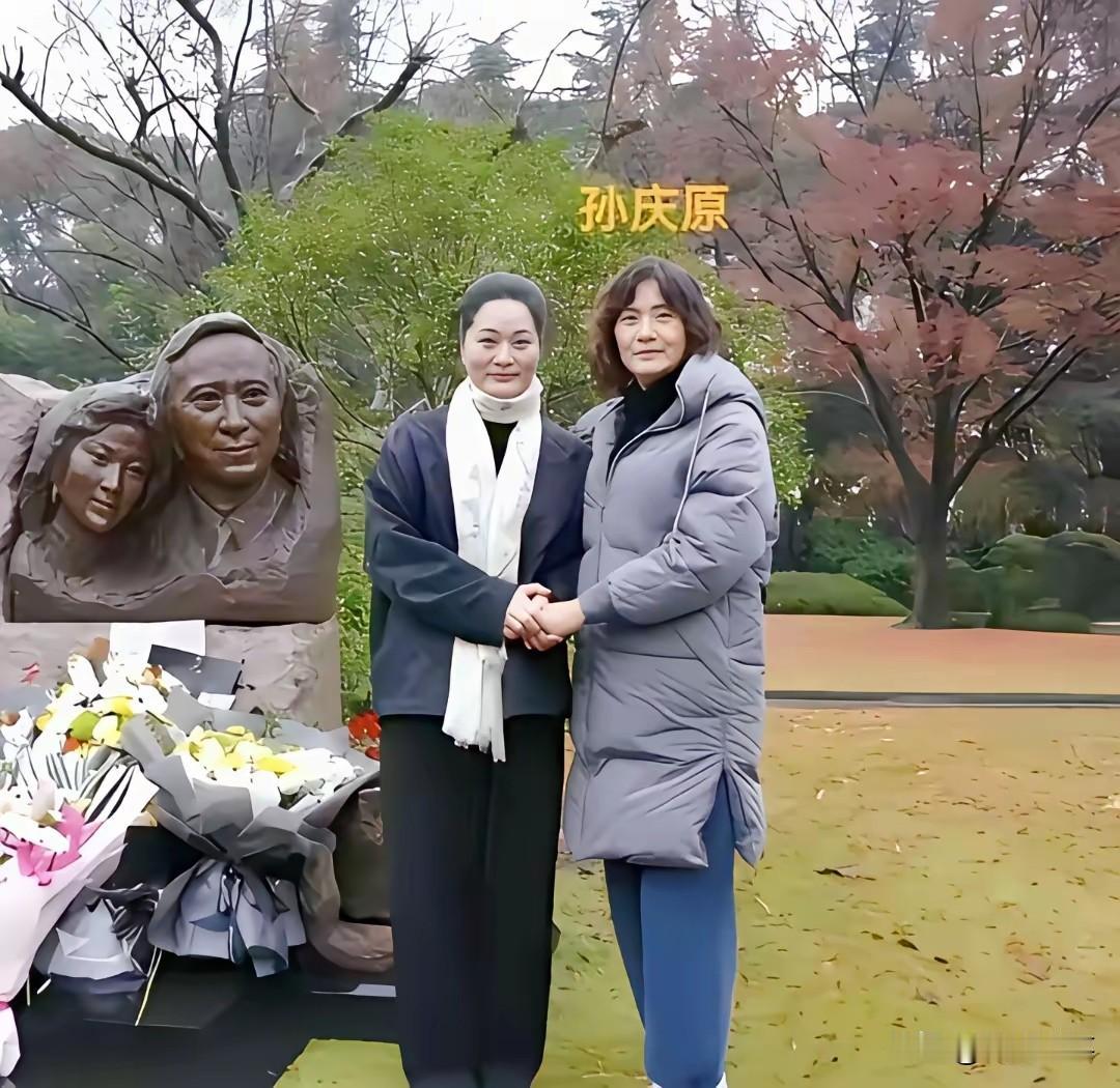 孙道临、王文娟之女墓前留影，远离星光，静守平凡人生。镜头下，她身着深色长款外套，