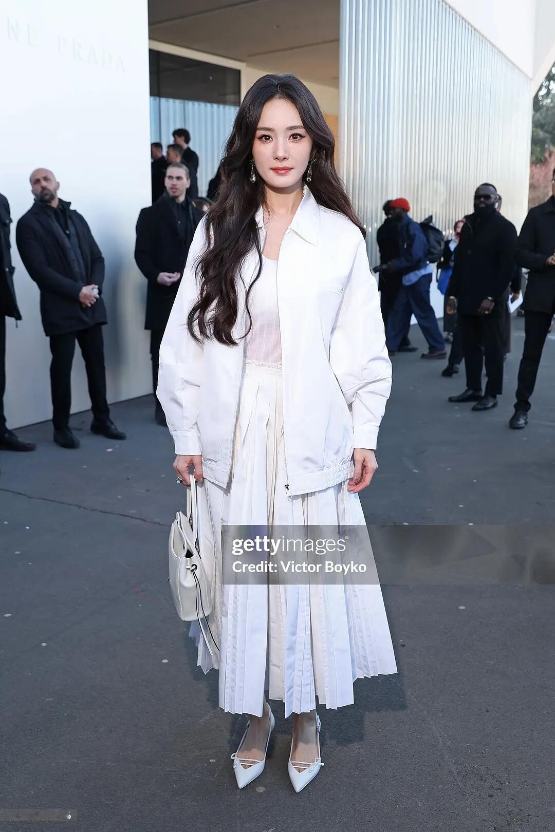 G社一如既往的从上往下拍奇特视角而杨幂的脸蛋在G社镜头下一如既往能打杨幂生图的