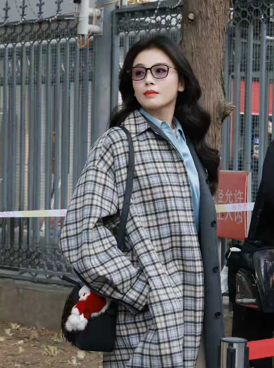 春晚彩排明星的私服穿搭，太惊艳了！特别是姜妍，黑色长款羽绒服保暖又时尚，皮肤