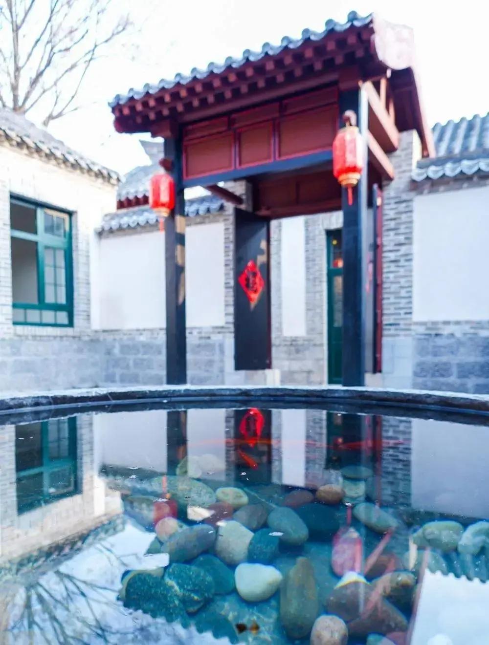 3月7日济南广智里，几座破败老四合院摇身一变，古色古香重现街头，最大反差在于：当